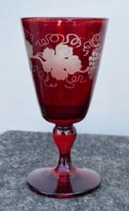 Paar Gläser aus überfangenem Glas, mit Raddekor mit Weinblattmotiv. Böhmen.