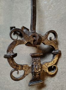 Grande aldrava de ferro forjado e esculpido, Tirol, século XVII