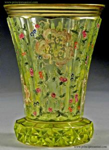 Nordböhmen, Sudeten, um 1830-35, Biedermeierzeit. Möglicherweise Werkstätten von Friedrich Egermann. Seltener Kelch aus fluoreszierendem Kristall, hergestellt mit Uransalzen (Annagrün).
