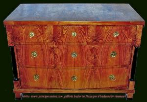 Wiener Kommode, 1810-1815, Empire oder frühes Biedermeier, geschwungene Front.