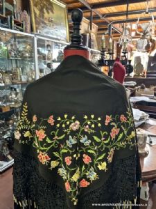 Scialle di Oliena ricamato a mano in policromia con lunghe frange annodate a mano (macramè)