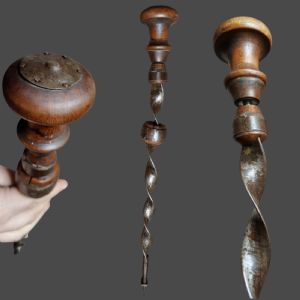 Berbequim manual em ferro forjado e madeira torneada, século XVIII