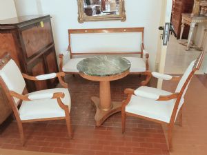 Sala de estar composta por um sofá de nogueira e duas cadeiras Napoleão III