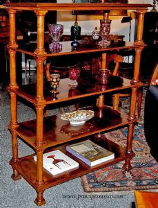 Viena 1830 -1835 aprox., período Biedermeier. Elegante e prática estante em perfeitas condições.