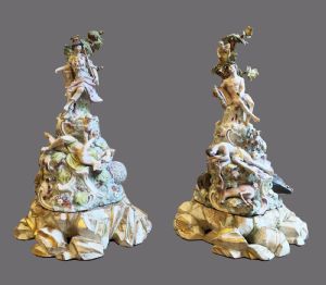 Par de grupos em porcelana policromada marcados Viena, século XVIII