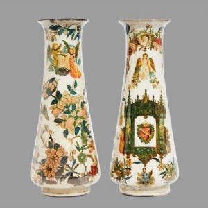 Coppia di vasi in vetro decorato ad arte povera con motivo a cherubini e fiori, Piemonte secolo XVIII