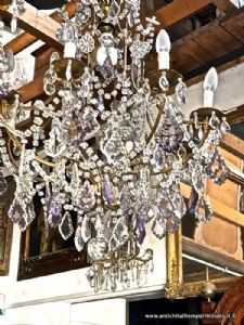 Antikes Lampenpaar mit transparenten und hellvioletten Kristalltropfen in verschiedenen Formen