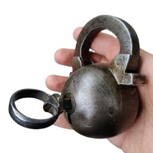 Lucchetto a palla in ferro forgiato ed inciso Germania inizio XVII secolo