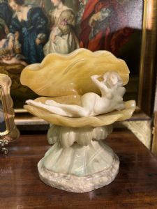 Skulptur/Lampe aus polychromem Alabaster, die Venus in einer Muschel darstellt