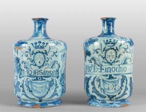 Coppia di bottiglie in maiolica, decorazione bianca e blu con personaggi, marca Stemma, Savona secolo XVII