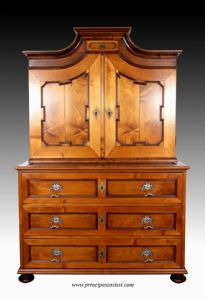 Decorativo, chiaro e luminoso mobile a doppio corpo anche ad uso credenza del secolo XVIII°.
