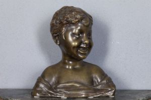 Busto di bronzo di un ragazzo dell '800