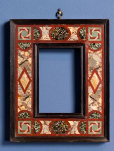 Ebenholzrahmen mit Intarsien aus polychromen Marmor