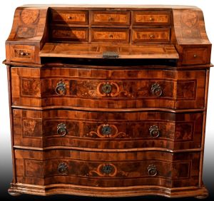 Of practical integrity, in original patina and polishing. Verona/Garda, second quarter of the 18th century. Rare double serpentine slant-front chest of drawers.