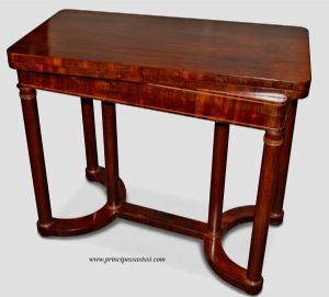 Viena 1815 c.a. Requintada e rara mesa de jogo Império/Primeiro Biedermeier Vienense, do círculo de Joseph Danhauser ou talvez ele mesmo.