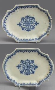 Coppia di vassoi in maiolica decorati alla beren in blu su fondo bianco, Savona secolo XVIII