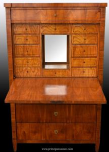 Wien 1820 ca. Bewundernswertes und kunstvoll gefertigtes Sekretär des frühen Biedermeier mit insgesamt 32 Schubladen, sowohl versteckten als auch sichtbaren.