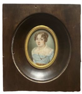 Miniatura su avorio raffigurante figura femminile.
