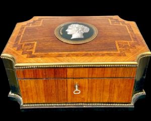 Scatola in legno intarsiato con motivi geometrici.