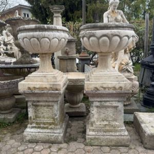 DARS708 - Coppia di vasi in marmo, epoca '800, misure cm L 56 x H 126 x P 56, base 60