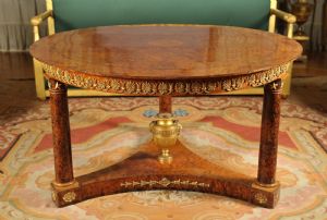 Mesa de centro em folheado de tuja com rica decoração em madeira entalhada e dourada, Rússia, século XIX