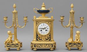 Trittico composto da orologio in bronzo dorato Raingo Frères e da due candelieri, Parigi periodo del Carlo X