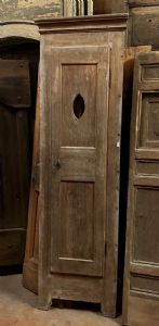 STIP256 - Wandvitrine, 19. Jahrhundert, Maße cm B 67 x H 218 Öffnung cm B 38 x H 165