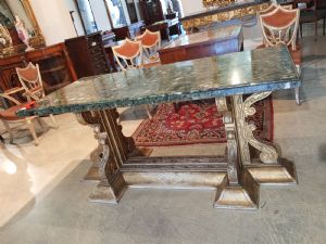 Tavolo da centro in legno intagliato e dorato con piano in marmo verde