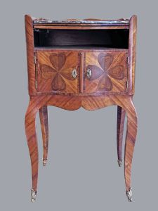 Comodino Luigi XIV impiallacciato in violetto e bois de rose, Genova prima metà secolo XVIII