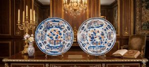 LARGE PAIR OF IMARI PLATES - CHINA - KANGXI (1662 - 1722)
