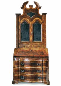 Small burled walnut and briarwood bureau cabinet, upper section with two contemporaneous mirrored doors, Veneto, 18th century