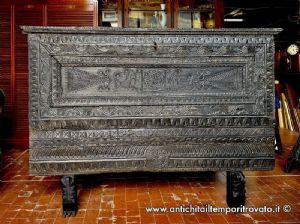 Antique Sardinian chest from the early 19th century in ebony-stained chestnut with 9 levels of carving