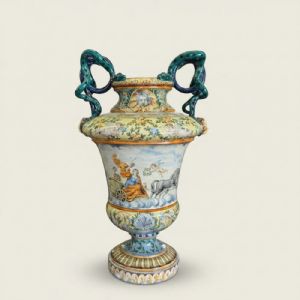 
Vaso Istoriato in Maiolica con Anse a Serpente e Scene Mitologiche – Toul 1872