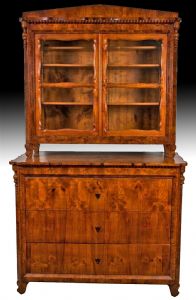 Vienna 1835-40 c.a, periodo biedermeier inoltrato. Grazioso, caldo ed elegante comò con alzata a uso credenza (Aufsatzkomode)