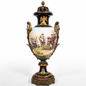 Grande vaso francês Napoleónico, datado de 1807, representando a Batalha de Friedland, com montagem em bronze dourado. Pintura assinada H. Desprez, Sèvres. Final do século XIX.