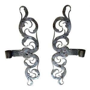 Important pair of wrought and engraved iron door hinges 40 cm