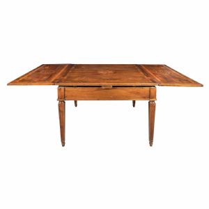 Inlaid extendable dining table. Piacenza, second half of the 18th century.