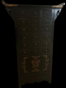 Cassettiera coreana anni 80 in legno per medicinali con supporti classici in ottone, in ottimo stato