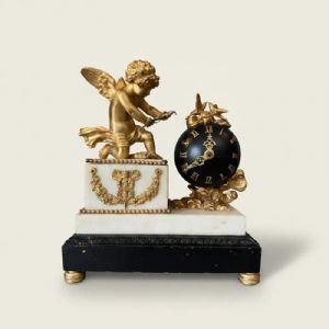 
L’Amor Vincit Omnia, Raro Orologio da tavolo in Bronzo Dorato e Marmi - Francia XIX Secolo