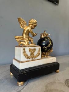 
L’Amor Vincit Omnia, Raro Orologio da tavolo in Bronzo Dorato e Marmi - Francia XIX Secolo - Foto 5