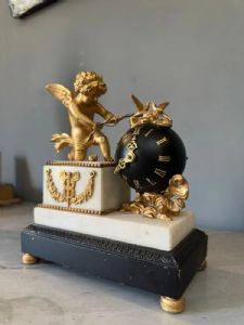 
L’Amor Vincit Omnia, Raro Orologio da tavolo in Bronzo Dorato e Marmi - Francia XIX Secolo - Foto 6