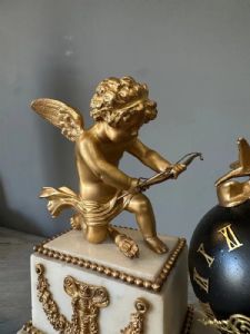 
L’Amor Vincit Omnia, Raro Orologio da tavolo in Bronzo Dorato e Marmi - Francia XIX Secolo - Foto 7
