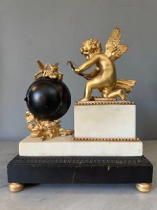 
L’Amor Vincit Omnia, Raro Orologio da tavolo in Bronzo Dorato e Marmi - Francia XIX Secolo - Foto 10