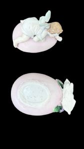 Caixa em porcelana em forma de ovo com anjo e coelho em relevo. - Foto 8