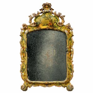 Espejo pequeño en madera tallada, lacada y pintada. Venecia, siglo XVIII.