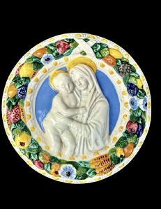 Placa redonda de mayólica en bajorrelieve, estilo Robbiana, que representa a la Virgen con el Niño. Manufactura Fantechi.