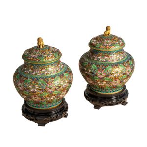 Paar cloisonné und vergoldete Bronzekaraffen
