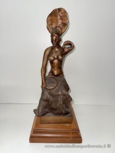 Bronzeskulptur des Bildhauers Ugo Attardi, die das Werk Penelope darstellt