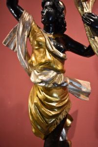Antica scultura di Moretto femminile con cornucopia fiorita - Foto 8