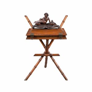 Bottega di Valentino Panciera Besarel - Tavolino scrittoio in legno finemente intagliato. Venezia, XIX secolo.